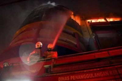 Pasukan penyelamat menemukan empat mayat daripada kebakaran yang berlaku di sebuah pusat beli-belah di Jakarta pada Rabu malam - Foto: Agensi