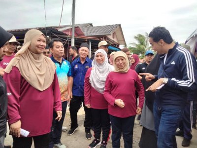 Nancy (dua dari kanan) bertemu penduduk Kampung Pasir Pekan Majlis Perasmian Program Integrasi Kasih KPWKM Sempena Penyerahan Projek Fizikal Kampung Angkat pada Jumaat.