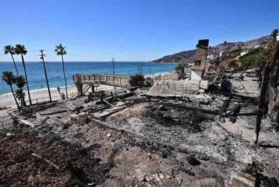 Hanya cerobong hangus yang tinggal di rumah depan lautan yang musnah terbakar di kawasan kejiranan Pacific Palisades di Los Angeles, California. Foto AFP