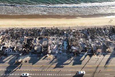 Pemandangan udara rumah tepi pantai yang musnah dalam Kebakaran Palisades di sepanjang Lebuhraya Pantai Pasifik kerana kebakaran hutan menyebabkan kerosakan dan kerugian melalui wilayah LA. Foto AFP