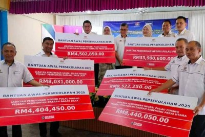 Fadhlina (tiga dari kanan) bergambar bersama wakil Pejabat Pendidikan Daerah yang menerima cek cura bantuan awal persekolahan di Sekolah Kebangsaan Seri Tasek, di sini pada Jumaat.