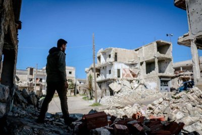 SEORANG rakyat Syria melihat bangunan yang musnah akibat konflik yang melanda negara itu. Foto CANVA