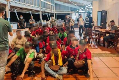 Dalam serbuan Ops Selera itu, pekerja warga asing tidak sempat melarikan diri selepas restoran terbabit dikepung oleh pasukan serbuan yang menyamar sebagai pelanggan.