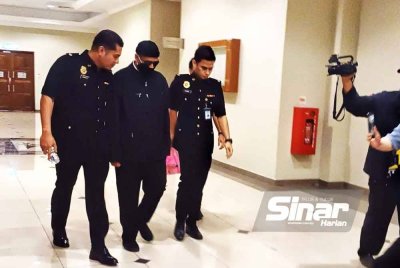 Mohamad Amin (tengah) hadir bagi mendengar rayuannya untuk mengetepikan hukuman dan sabitan yang diputuskan oleh Mahkamah Sesyen pada Mac 2022 di Mahkamah Tinggi Kuantan pada Jumaat.FOTO SINAR HARIAN