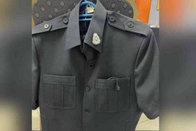 Uniform milik pengawal peribadi terbabit yang didapati menggunakan lencana kolar berlogo PDRM.