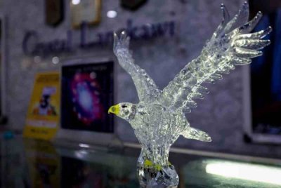 L Arca helang yang diperbuat daripada kaca kristal menjadi cenderamata istimewa yang akan dihadiahkan kepada delegasi Pemukiman Menteri-menteri Luar ASEAN (AMM) yang akan berlangsung esok dan Ahad ini. Foto Bernama