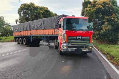 Seorang penunggang motosikal maut selepas terlibat kemalangan dengan sebuah treler di KM50.8 Jalan Kota Tinggi-Kluang, awal pagi Jumaat. Foto IPD Kota Tinggi