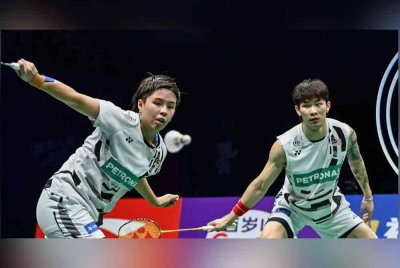 Aksi konsisten Ee Wei (kiri) dan Tang Jie untuk berada dalam kelompok empat terbaik Terbuka India. Foto Agensi.