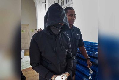 Pegawai kanan polis, Deputi Superintenden Mohd Nazri Abdul Razak, 45, (kiri) dibawa ke Mahkamah Tinggi bagi perbicaraan kes bunuh yang dihadapinya. Foto Bernama