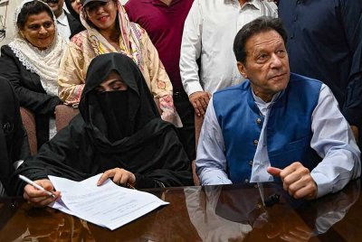 Imran Khan (kanan) dan isteri Bushra Bibi. Foto AFP