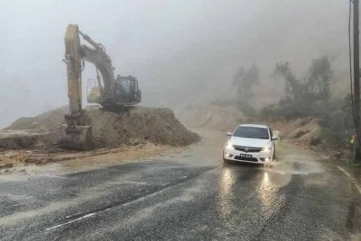 Jalan Amber Court dan Ion D'Elemen Genting Highlands, Bentong sudah boleh dilalui selepas kerja pembersihan dilakukan. Foto Bomba Pahang