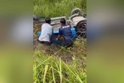 Pemandu kereta dipercayai lemas setelah kereta dipandu terbabas masuk ke dalam parit. Foto tangkap layar video tular
