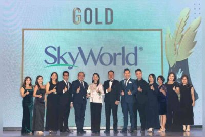 Chee Seng (lima dari kiri) menerima Anugerah Emas daripada Lydia Wang dan Andrew di Malam Gala Anugerah Jenama Putra Aria 2024.