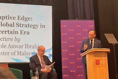 Anwar menyampaikan syarahan umum bertajuk ‘The Adaptive Edge: Malaysia’s Global Strategy in an Uncertain Era.’- Foto Astro AWANI