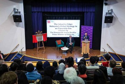 Perdana Menteri, Datuk Seri Anwar Ibrahim ketika menyampaikan syarahan berjudul "The Adaptive Edge: Malaysia’s Global Strategy In An Uncertain Era’ di London School of Economics and Political Science (LSE) pada Jumaat. Foto Bernama