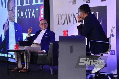 Program TownHall Rakyat bersama Menteri Besar Pahang, Datuk Seri Wan Rosdy Wan Ismail (kiri) dan Fikry Ibrahim selaku Hos secara langsung di Dewan Karangkraf pada Jumaat. FOTO SINAR HARIAN/ASRIL ASWANDI SHUKOR.