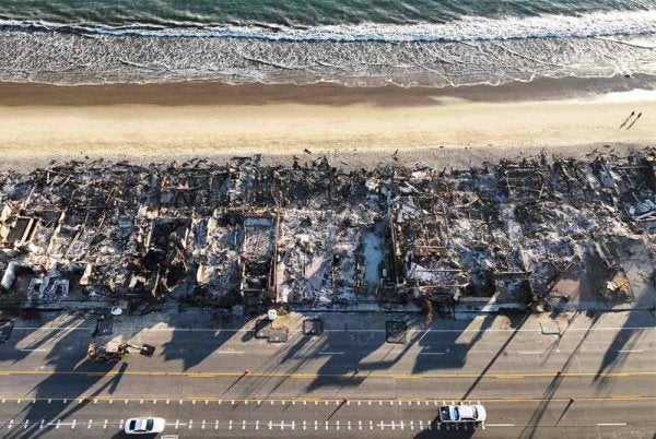 Pemandangan udara rumah tepi pantai yang musnah dalam Kebakaran Palisades di sepanjang Lebuhraya Pantai Pasifik kerana kebakaran hutan menyebabkan kerosakan dan kerugian melalui wilayah LA. Foto AFP