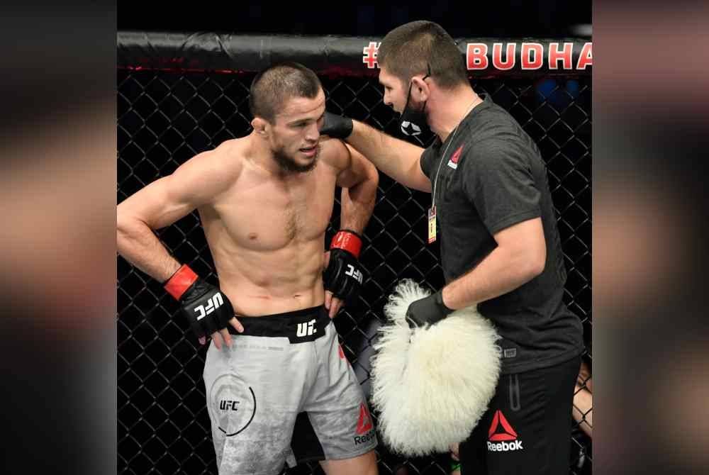 Umar (kiri) mencabar Merab Dvalishvili untuk gelaran bantamweight di UFC 311.