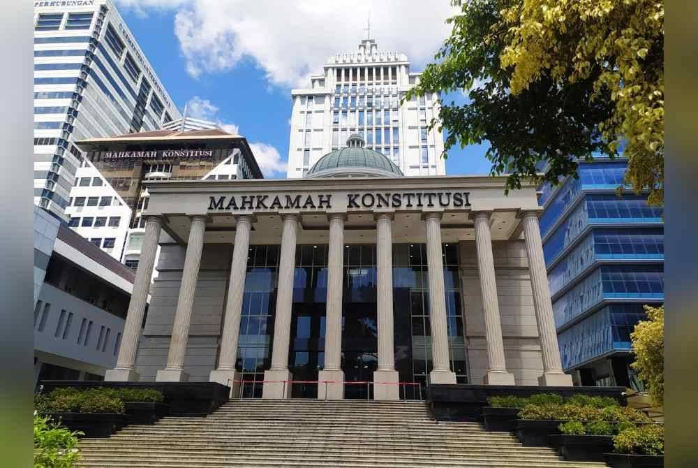 Keputusan Mahkamah Konstitusi (MK) Indonesia untuk menurunkan ambang usia calon presiden dan calon wakil presiden bagi Pilpres 2024 membangkitkan kemarahan rakyat dan perdebatan hebat beberapa pihak. Gambar hiasan