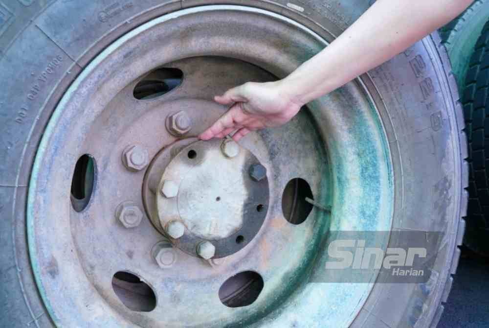 Antara kesalahan teknikal iaitu komponen skru yang tidak lengkap dikesan pada kenderaan perdagangan yang disita. Foto Sinar Harian - MOHD HALIM ABDUL WAHID