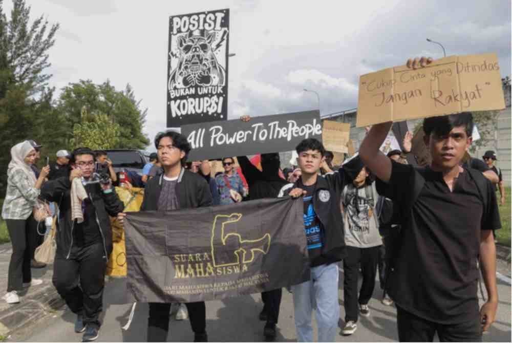 Tinjauan umum tentang persepsi orang muda di Malaysia mendapati ramai yang ragu-ragu untuk mempercayai parti politik kerana isu-isu seperti korupsi, perebutan kuasa dan keutamaan kepentingan peribadi berbanding kepentingan rakyat. Gambar hiasan