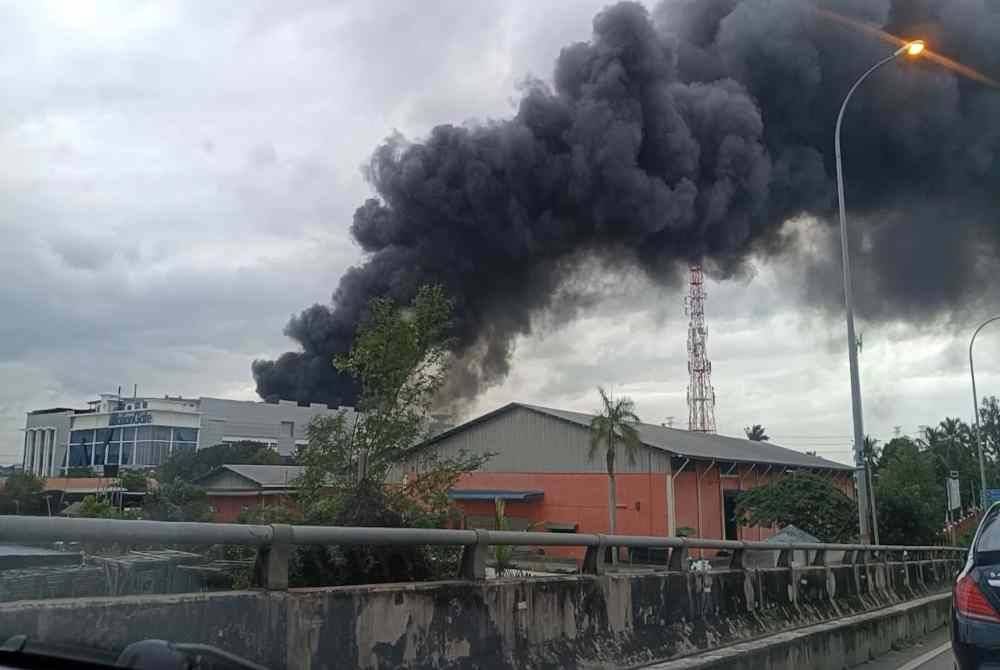 Asap hitam menyelubungi sekitar lokasi kebakaran.