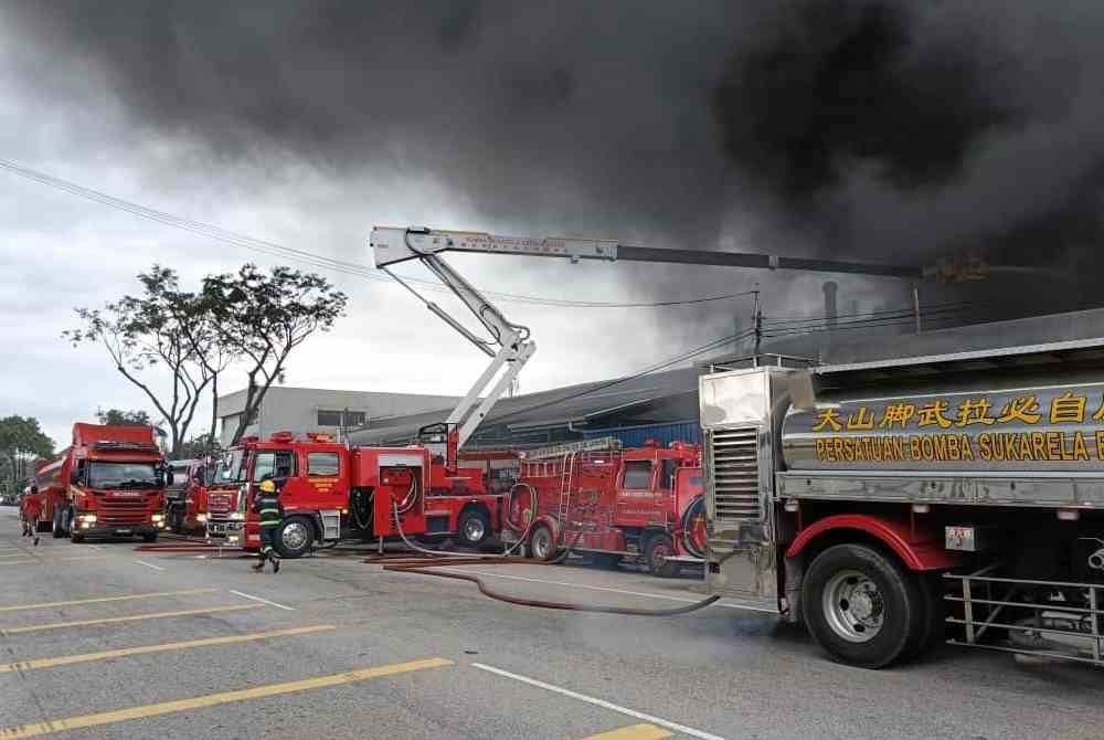 Lebih 100 pegawai dan anggota bomba terlibat dalam operasj memadamkan kebakaran.