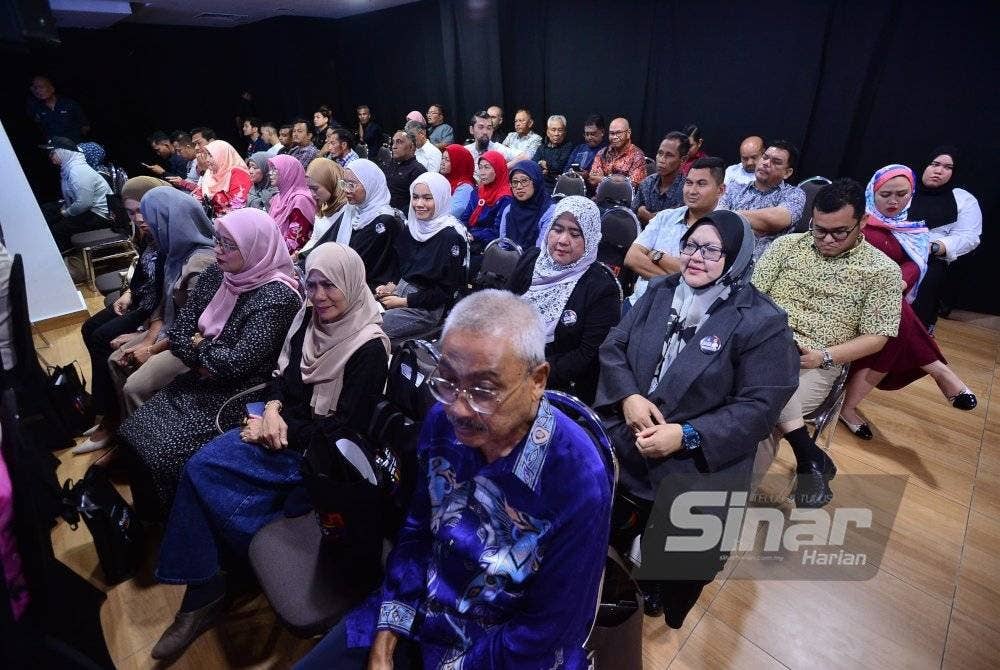 Orang ramai yang hadir ketika sesi TownHall Rakyat di Dewan Karangkraf pada Jumaat.
