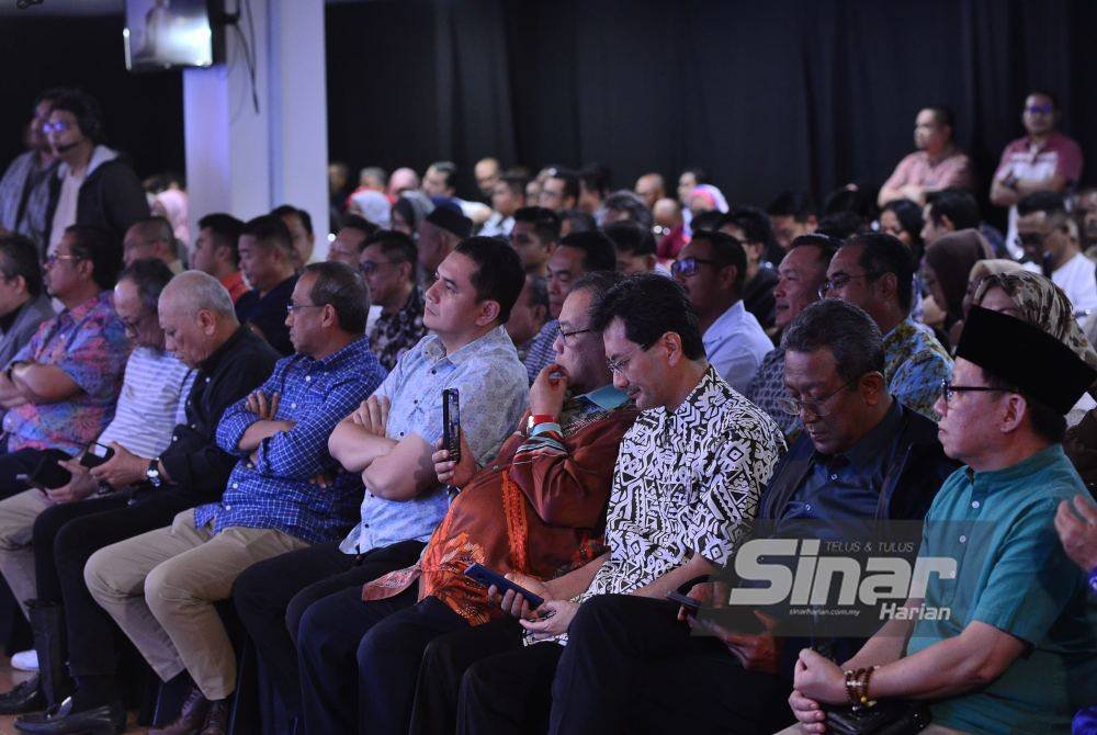 Orang ramai yang hadir ketika sesi TownHall Rakyat di Dewan Karangkraf pada Jumaat.
