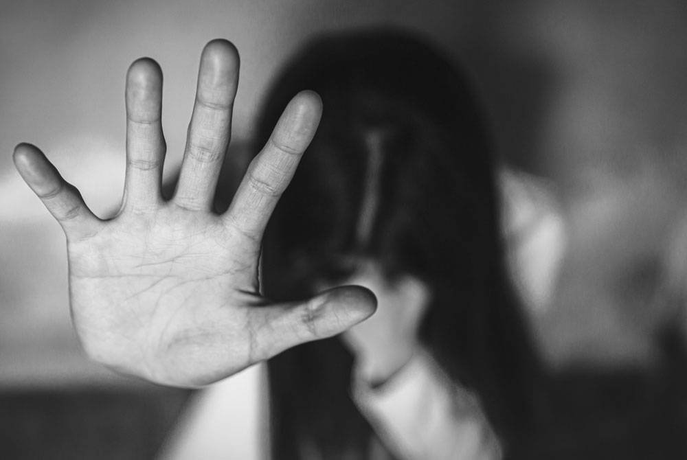 Seorang lelaki ditahan polis disyaki melakukan amang seksual terhadap anak tiri perempuannya pada Isnin. Foto hiasan