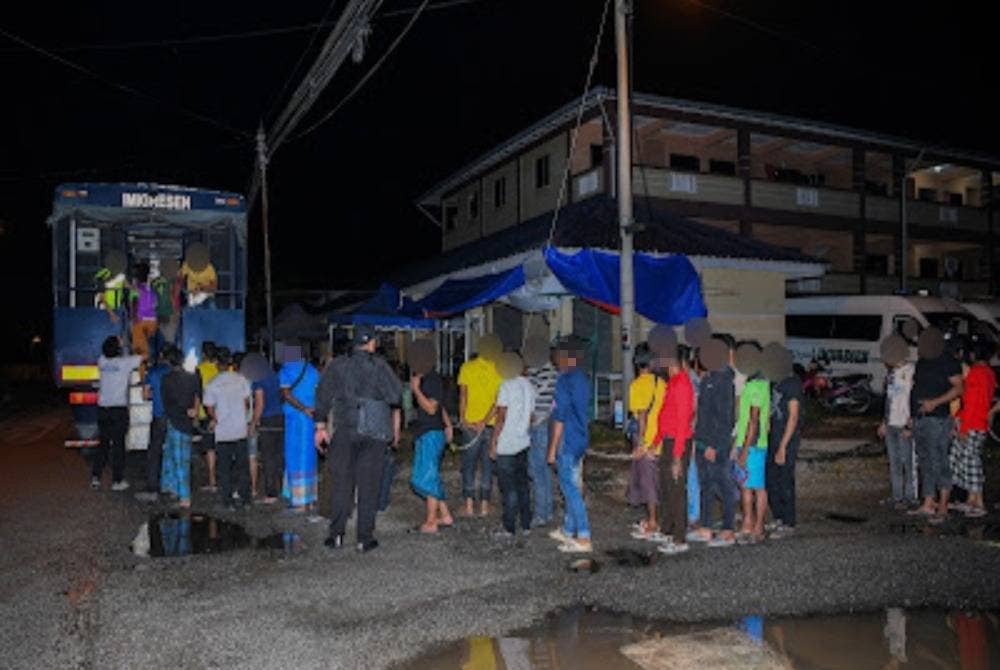 PATI yang ditahan dibawa ke Depot Imigresen Pekan Nenas, Johor untuk tujuan siasatan serta tindakan lanjut, selepas pasukan Tindakan Operasi Penguatkuasaan JIM melakukan serbuan di dua lokasi di Shah Alam dan Kajang, Selangor pada Jumaat.
Foto: JIM.