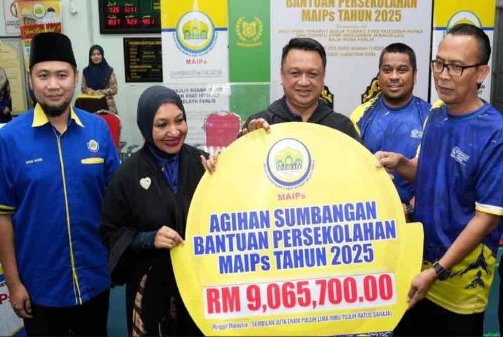 Simbolik penyerahan bantuan itu disempurnakan Raja Muda Perlis Tuanku Syed Faizuddin Putra Jamalullail dan Raja Puan Muda Perlis Tuanku Dr Hajah Lailatul Shahreen Akashah Khalil di Universiti Malaysia Perlis (UniMAP).