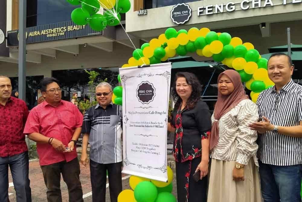 Rumaizi (tiga dari kiri) selepas menyempurnakan Majlis Pembukaan Restoran Feng Cha TLF, di Pusat Perdagangan Canning II di sini pada Sabtu.
