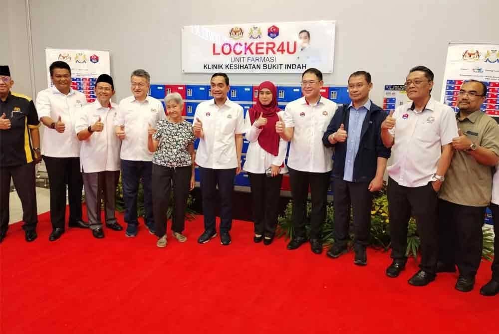Tian Soon (empat, kanan) pada program Walkabout Pelancaran Projek Locker4U 2025 dan Inisiatif Perkhidmatan UMP (Ubat Melalui Pos) di Johor Bahru pada Sabtu.
