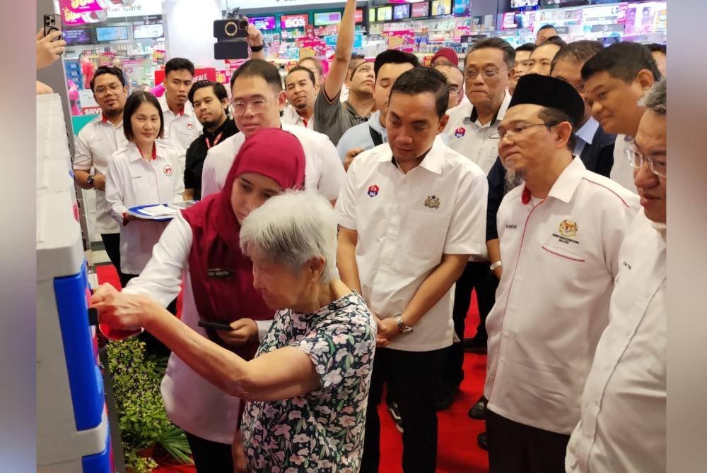 Seorang pesakit menggunakan kemudahan Locker4U sempena pelancarannya di sebuah pasar raya terkemuka di Bukit Indah, di Johor Bahru pada Sabtu.