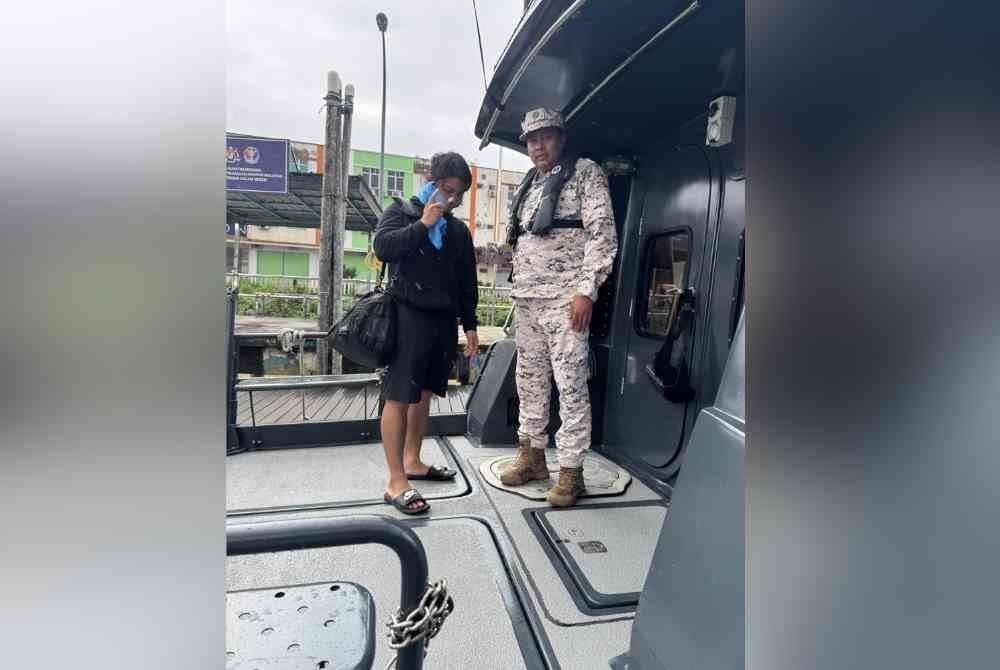 Lelaki yang mengalami kecederaan dibawa menaiki bot Maritim Malaysia.