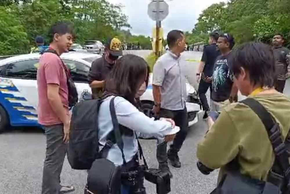 Kumpulan wartawan tiba di lokasi kejadian bagi membuat liputan polis menembak mati tiga penjenayah aktif dalam kegiatan mencuri kereta dan samun, selepas berbalas tembakan di Persiaran Kota Emerald, Rawang, Selangor pada Sabtu.