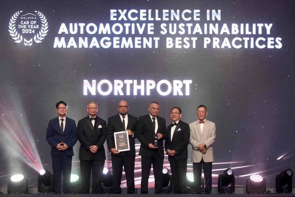 Fakhrul Azhar (tiga dari kanan), menerima anugerah "Excellence in Automotive Sustainability Management Best Practices" daripada Hanafi (dua dari kanan) semasa Malam Gala Malaysia Car of the Year (MCOTY) 2024 di Dewan Perdana, Menara MITI pada Jumaat.