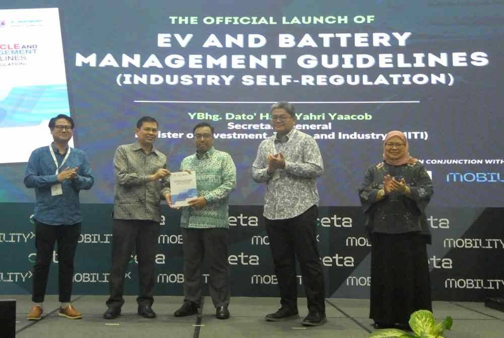Ketua Setiausaha MITI, Datuk Hairil Yahri Yaacob (tengah) melancarkan Garis Panduan Pengurusan Kenderaan Elektrik dan Bateri (EVBM) secara rasmi sempena Pameran dan Persidangan Antarabangsa Teknologi Hijau dan Produk Eko Malaysia (IGEM) 2024 di Pusat Konvensyen Kuala Lumpur, baru-baru ini.