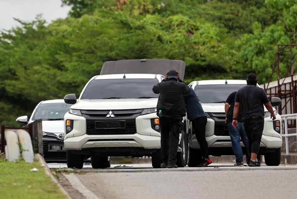 Polis menembak mati tiga individu disyaki terbabit kegiatan samun dan curi kenderaan di Rawang tengah hari Sabtu. Foto Bernama