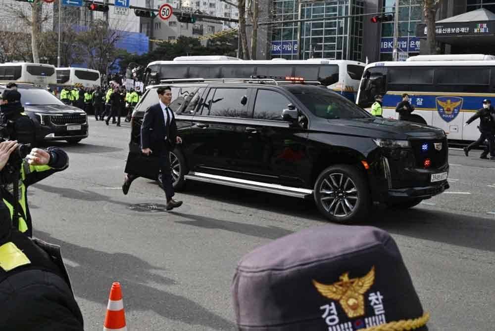 Yoon dibawa dari pusat tahanan di Uiwang, kira-kira 20 kilometer di selatan Seoul, dengan sebuah van yang diiringi polis dan Perkhidmatan Keselamatan Presiden.