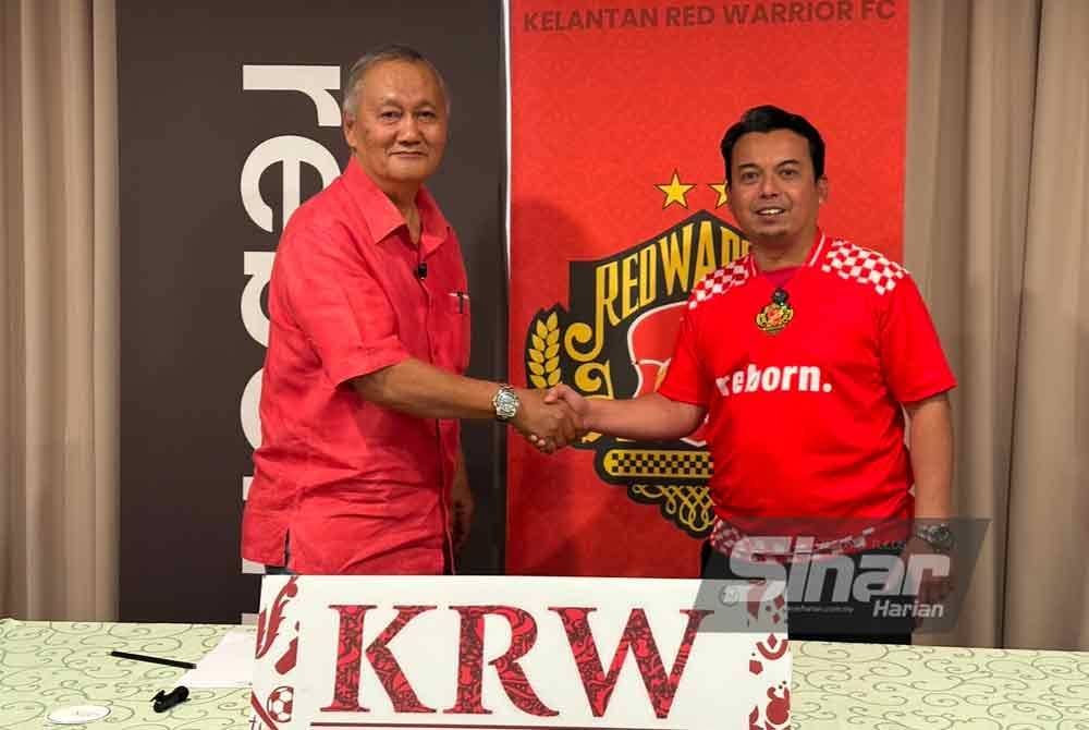 Irfan Bakti (kiri) bersalaman dengan Nik Hafiz Naim. FOTO SINAR HARIAN-ADILA SHARINNI WAHID.