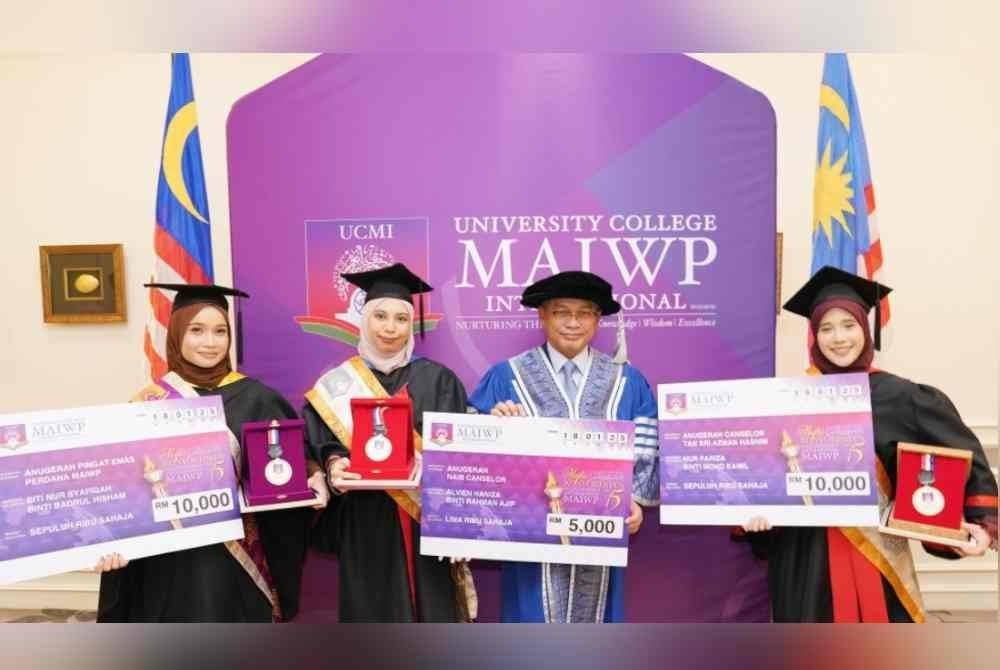 Menteri di Jabatan Perdana Menteri (Hal Ehwal Agama), Datuk Dr Mohd Na'im Mokhtar (tengah) bergambar bersama penerima Anugerah Pingat Emas Perdana MAIWP, Siti Nur Syafiqah Badrul Hisham (kiri), Anugerah Naib Canselor, Alvien Haniza Rahman Ajip (dua dari kanan) dan Anugerah Canselor Tan Sri Azman Hashim, Nur Fariza Mohd Kamil (kanan) pada majlis Konvokesyen Kolej Universiti Antarabangsa MAIWP Ke 15 yang diadakan pada Sabtu.