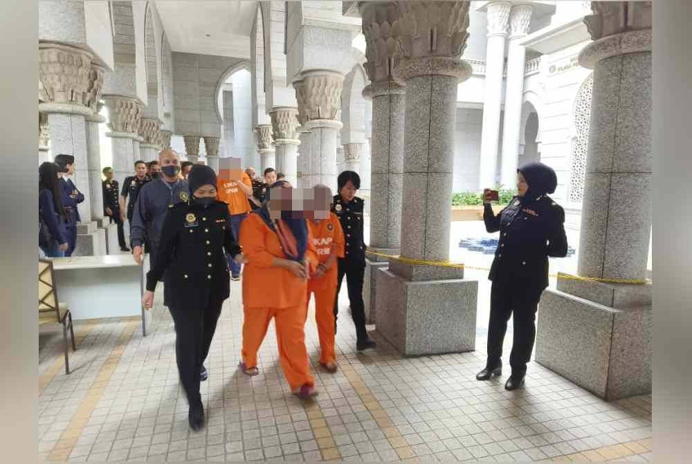 Dua suspek wanita dibawa ke Mahkamah Majistret Putrajaya pada pagi Sabtu.