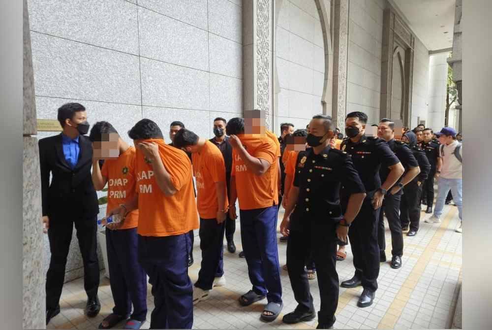 Kesemua suspek disyaki menerima rasuah sebagai balasan membantu memproses dan meluluskan permohonan pinjaman peribadi yang dikemukakan sebuah syarikat perunding kewangan.