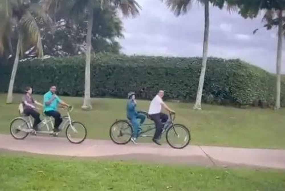 Tun Dr Mahathir Mohamad dan isterinya, Tun Dr Hasmah Mohamad Ali meluangkan masa mengayuh basikal di sekitar kawasan Tasik Putrajaya pada Sabtu.