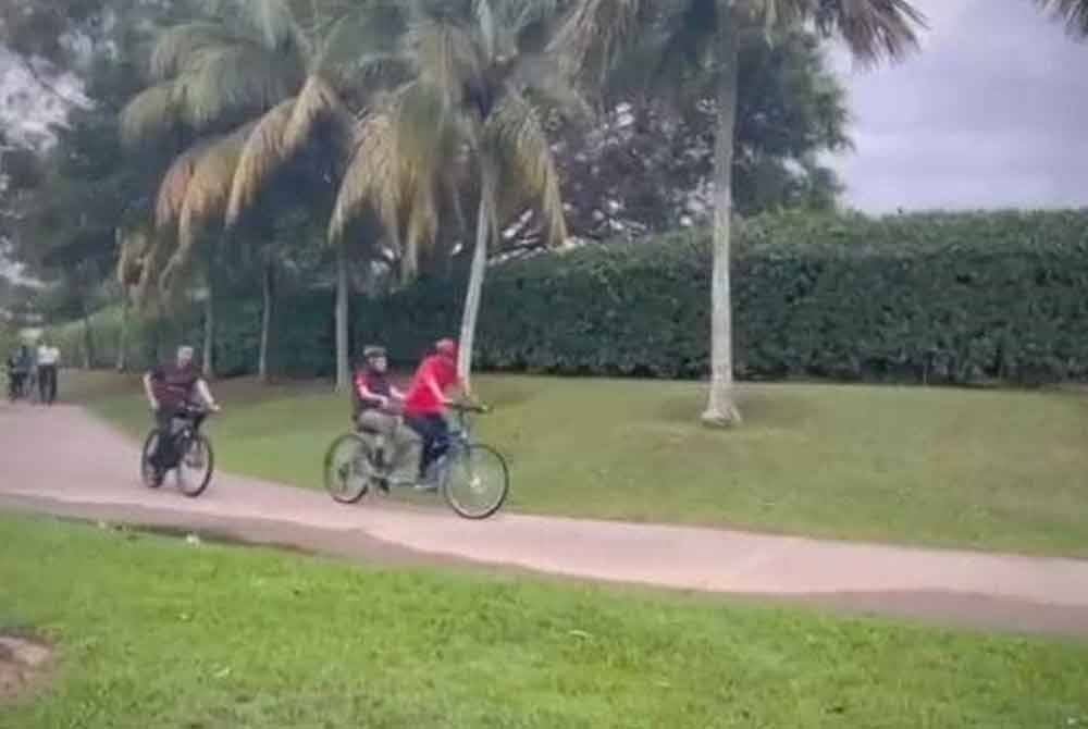 Tun Dr Mahathir Mohamad dan isterinya, Tun Dr Hasmah Mohamad Ali meluangkan masa mengayuh basikal di sekitar kawasan Tasik Putrajaya pada Sabtu.