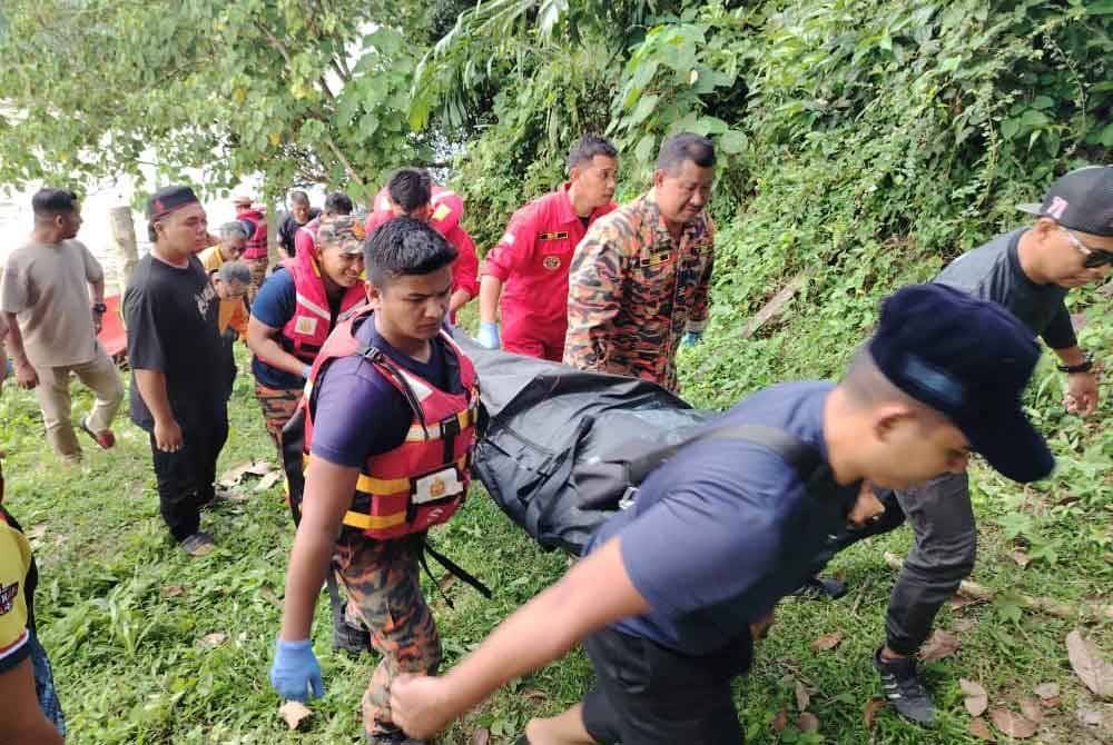 Mayat Rosidi yang hilang sejak Khamis ditemui oleh pasukan mencari dan menyelamat di Sungai Perak pada jarak 3 kilometer dari lokasi mangsa dipercayai terjatuh. Foto Bomba Perak