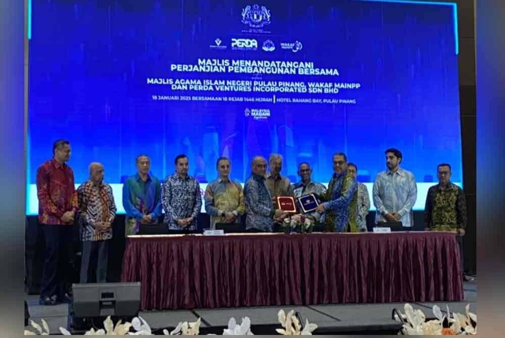 Ahmad Zahid (tengah) menyaksikan Majlis Menandatangani Perjanjian Pembangunan Antara MAINPP, Wakaf Pulau Pinang dan Perda Ventures Incorporated Sdn Bhd.