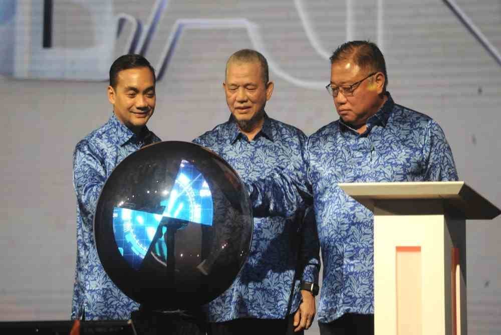 Fadillah (tengah), memyempurnaln gimik Perasmian ATF 2025 pada Sabtu.